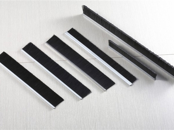 新式工業刷子先用溫水浸泡